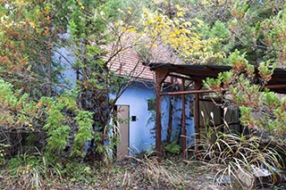 Abandoned Love Hotel Crown Cottage and Carport